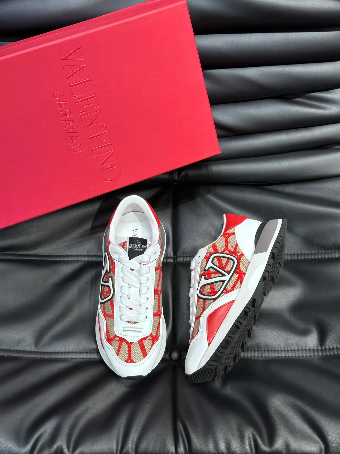 P540💰 Product trademark: VALENTINO "Valentino" Regular size: 38-44 [45 customized] Product materials: Warren men's casual sports shoes, made of multi-material splicing, calf leather stitched with suede cowhide, fabric mesh upper, fabric tongue decorated with brand badge, rubber rivet decorative details on the heel, rivet rubber outsole, non-slip, wear-resistant and shock-absorbing, pure cotton inner foot pad, comfortable and breathable, comes with original box packaging bag!